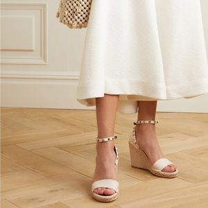DOUBLE ROCKSTUD GRAINY CALFSKIN WEDGE SANDAL 95 MM